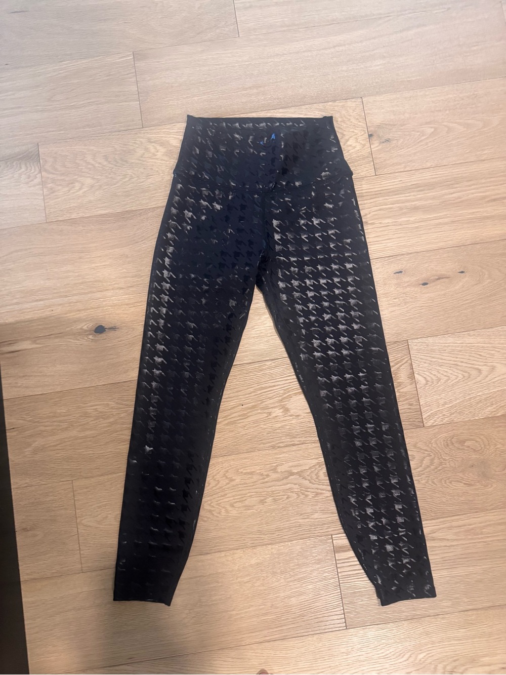 Noli Black High-Waist Textured Leggings shiny houndstooth pattern
